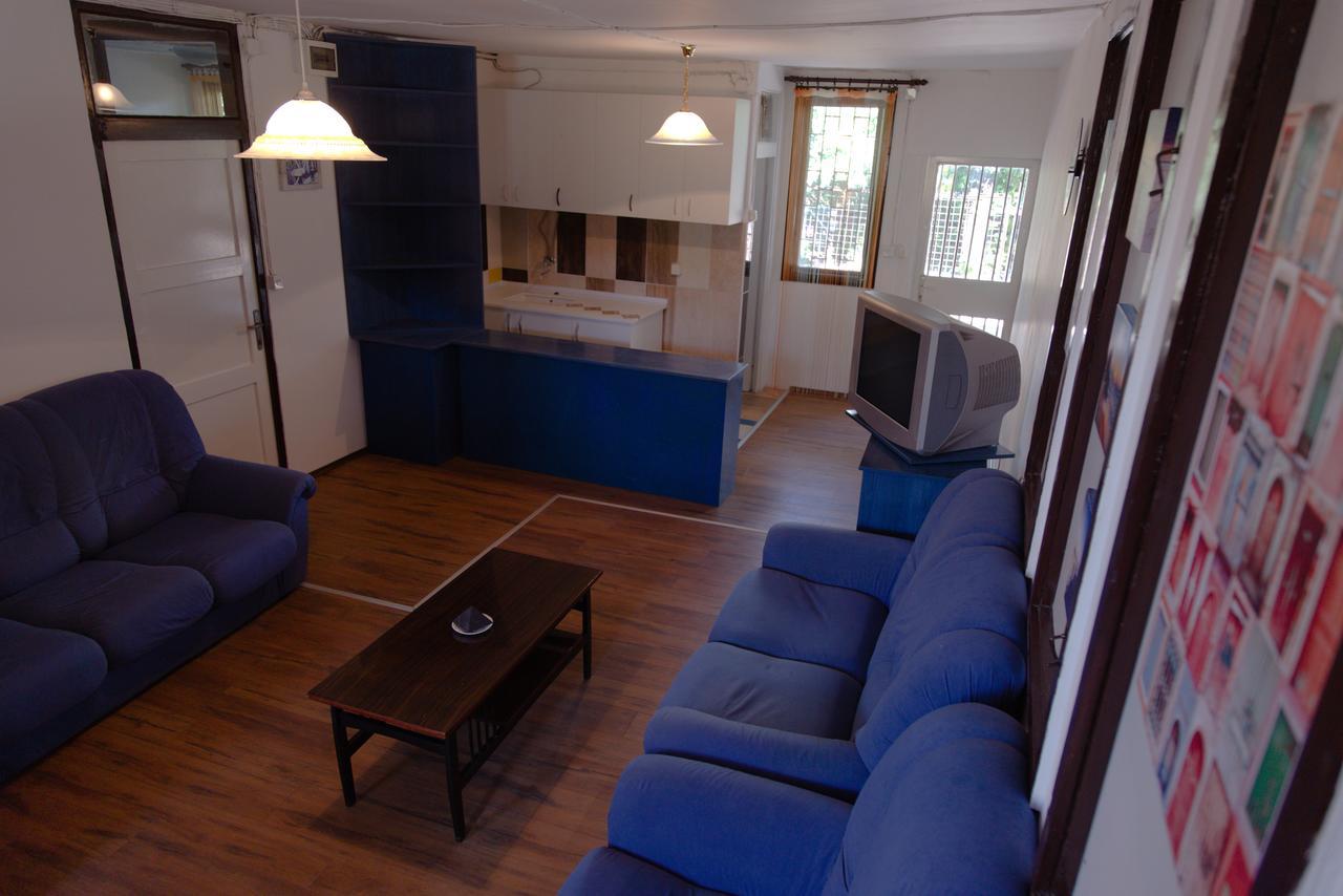 Hostel Belgrade Shungit Dragana Jeftica Br 10 Экстерьер фото